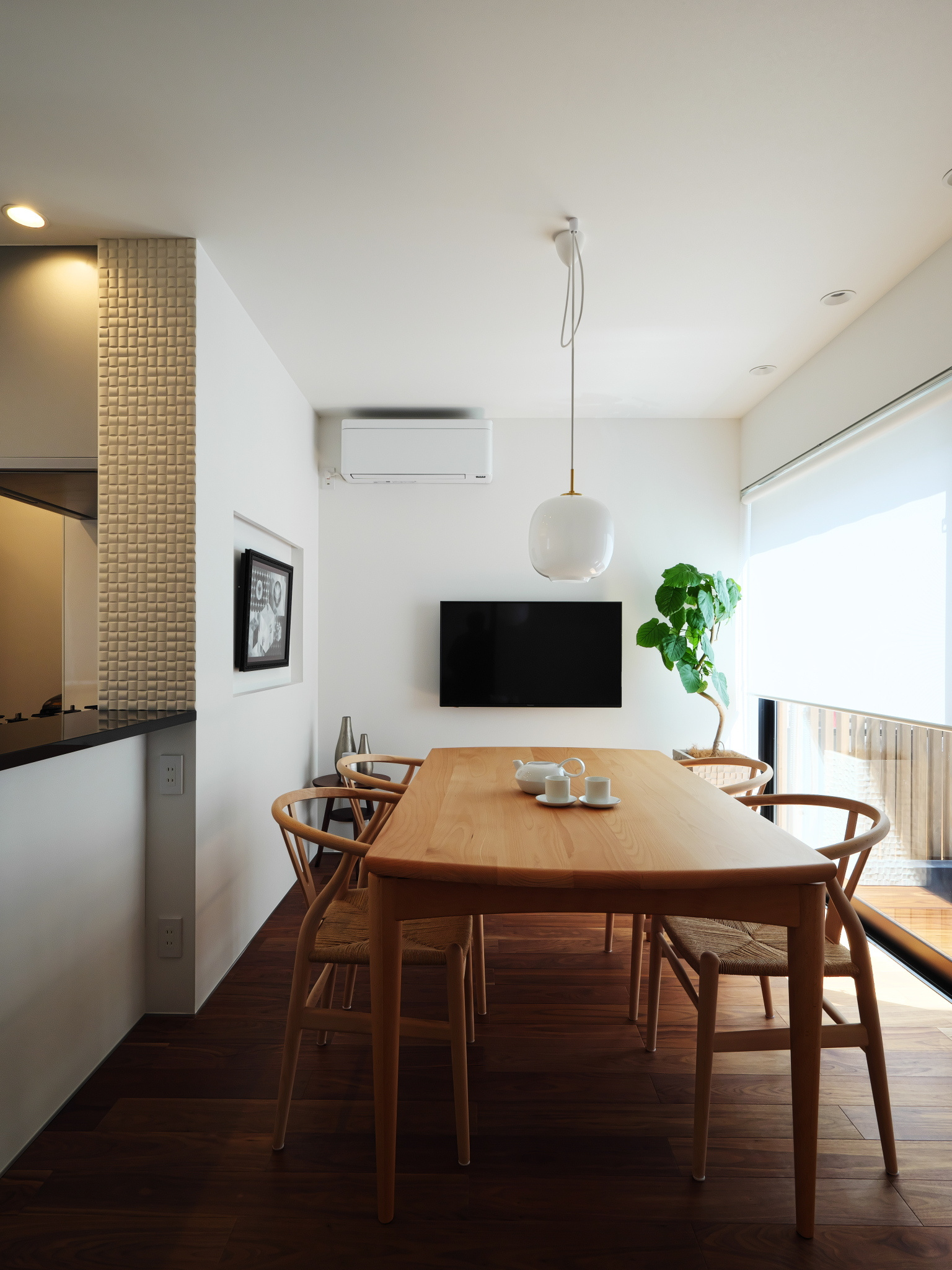 明るく、絵を飾る壁のあるダイニング