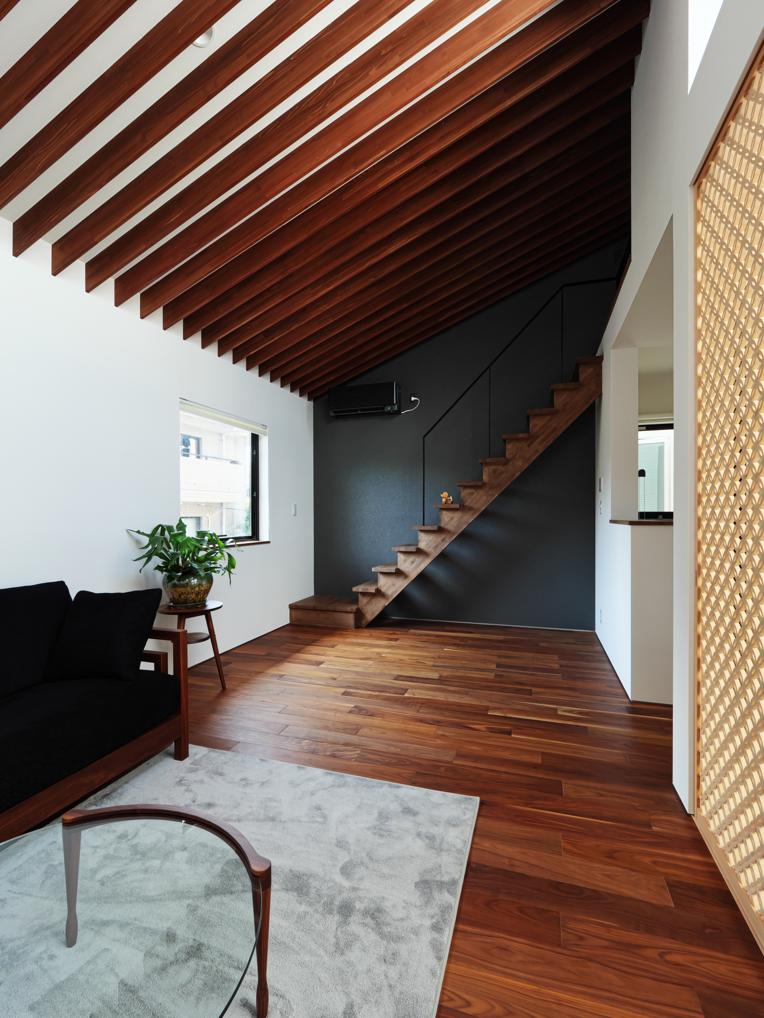 組子格子と飾り梁と一面だけグレーの壁と