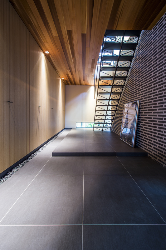 【西宮】シックで落ち着いた玄関ホール