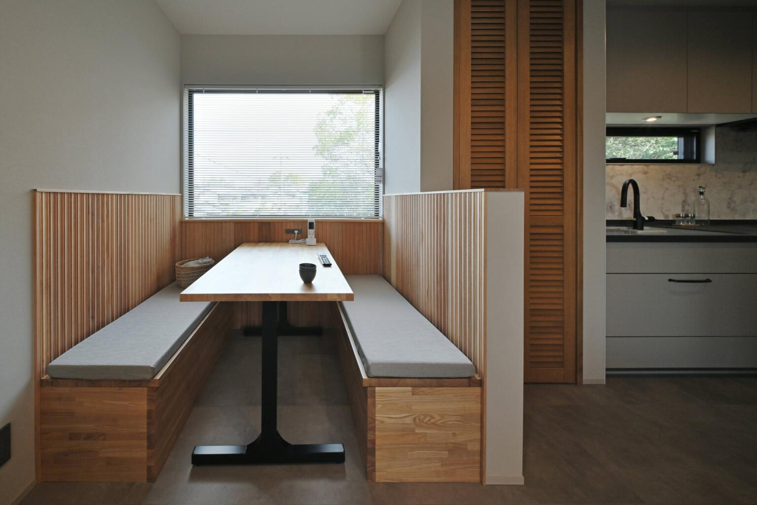 自然を眺めるカフェスペース