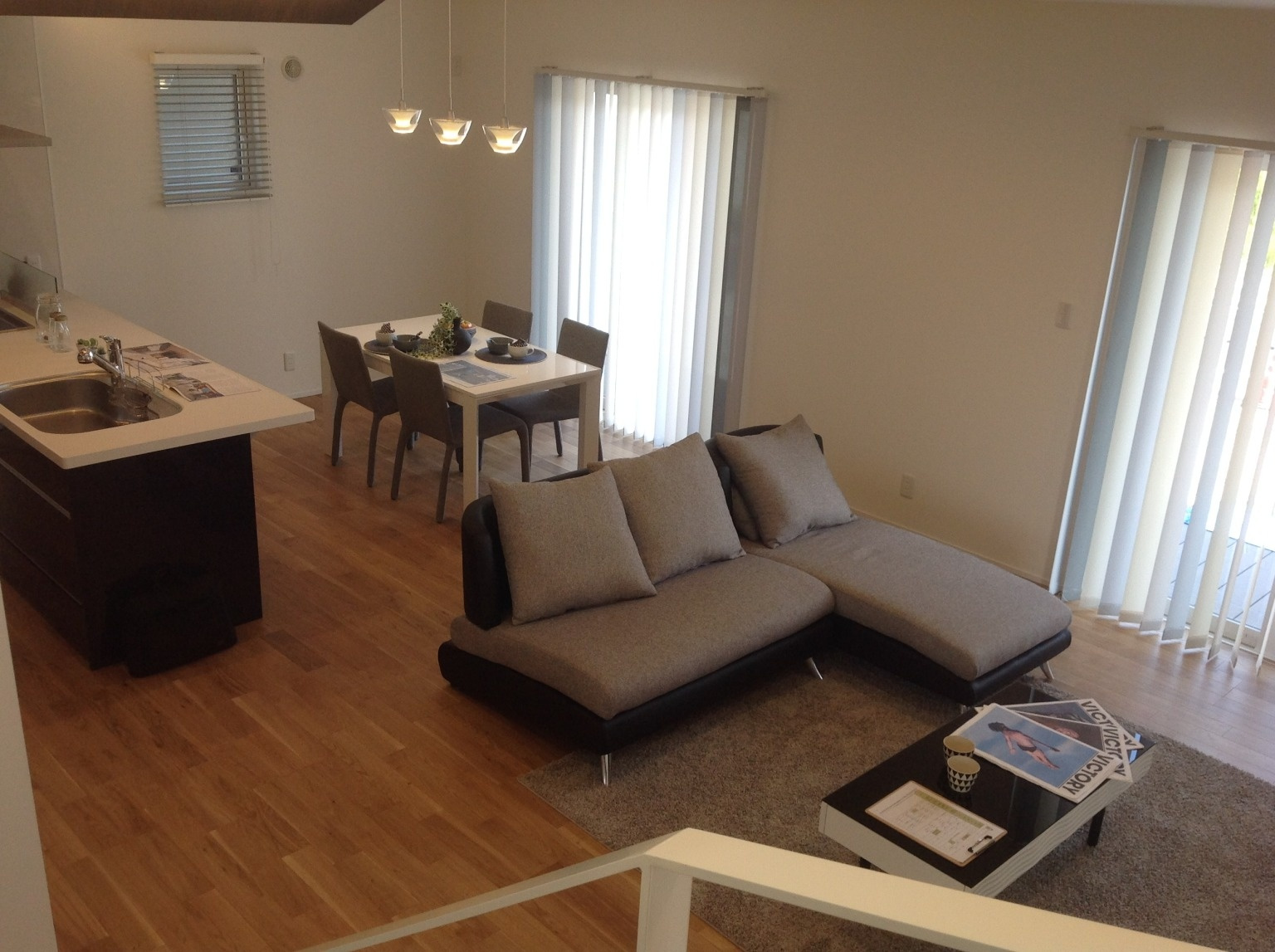 階段ホールからLDKを眺める