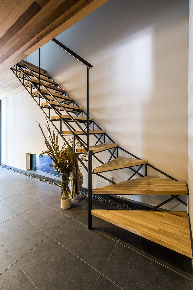 【神戸】スチールでトラスを組み、木の踏み板を合わせたスタイリッシュな階段
