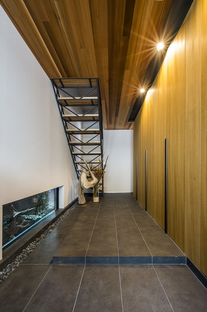 【神戸】スチールでトラスを組み、木の踏み板を合わせたスタイリッシュな階段