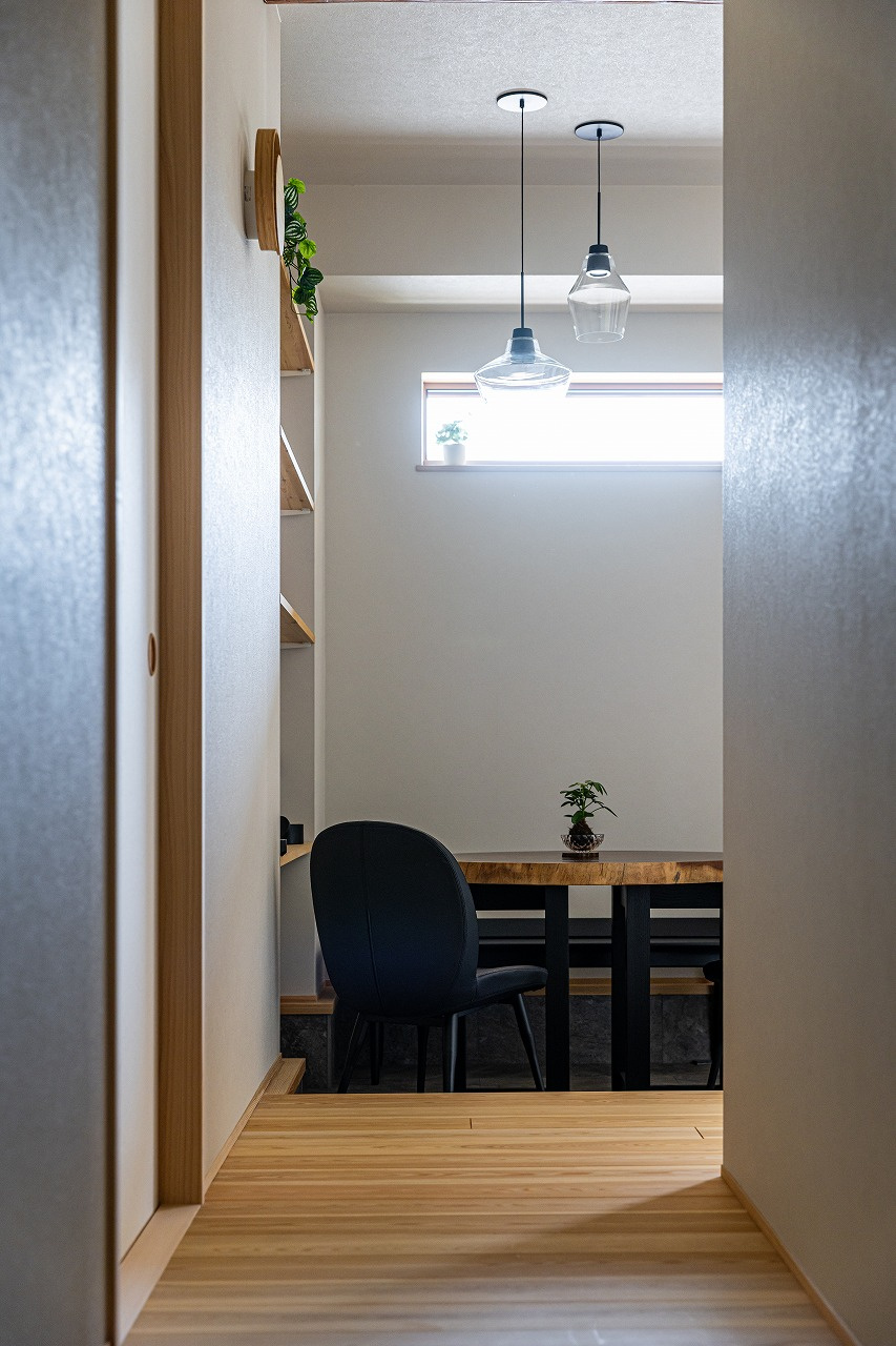 水平ラインが美しい、凛と佇む平屋｜中庭のある家×平屋