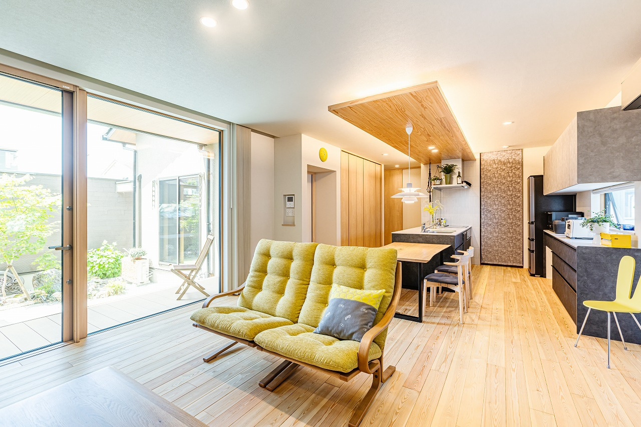 水平ラインが美しい、凛と佇む平屋｜中庭のある家×平屋