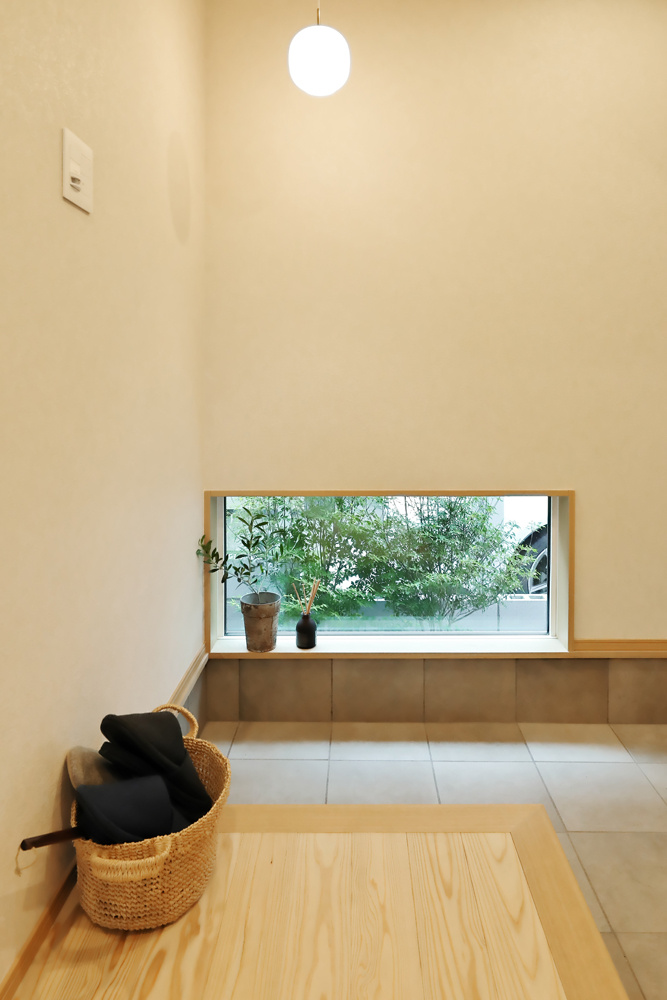 やわらかな光に包まれた、大きな吹抜けのある住まい｜吹き抜け×庭のある家