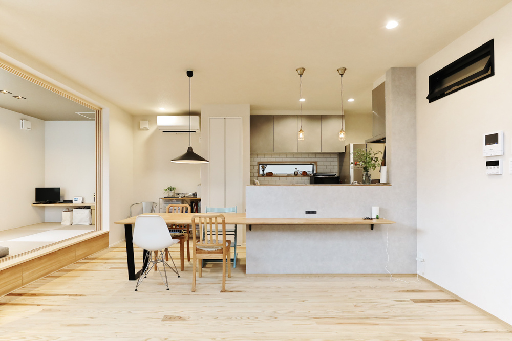 やわらかな光に包まれた、大きな吹抜けのある住まい｜吹き抜け×庭のある家