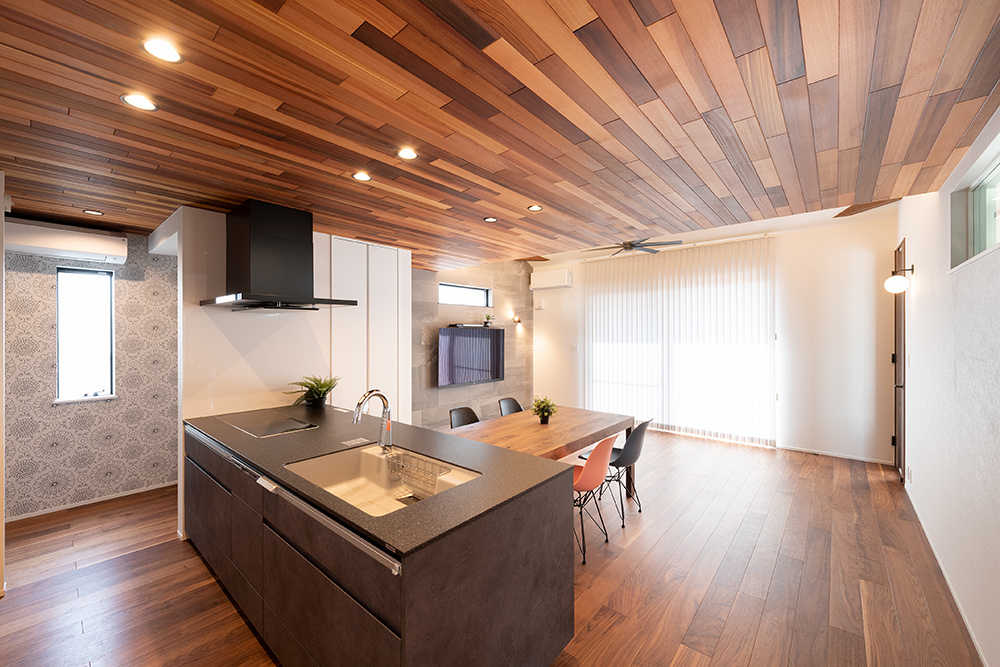 遊び心をくすぐる、大人カジュアルな暮らし｜吹き抜け × ホテルライク