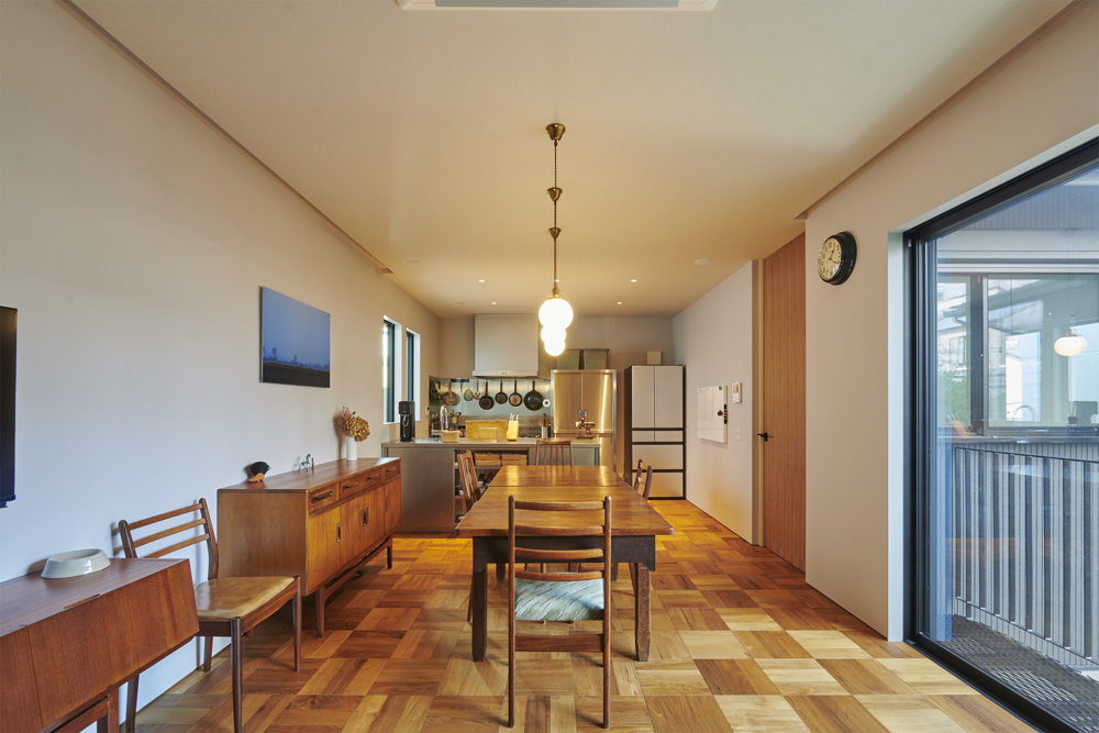 街に馴染む、機能美の家｜中庭のある家×ガレージ