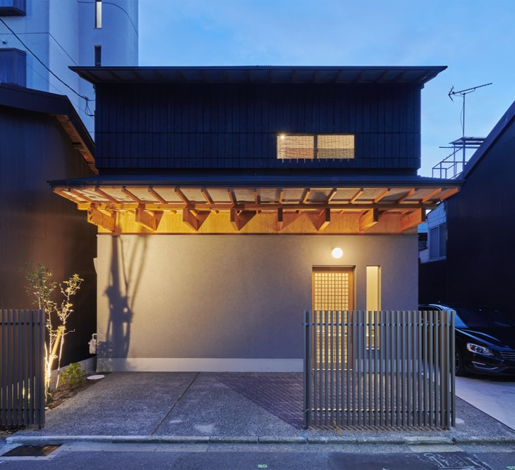 街に馴染む、機能美の家｜中庭のある家×ガレージ