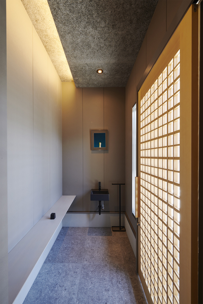 街に馴染む、機能美の家｜中庭のある家×ガレージ