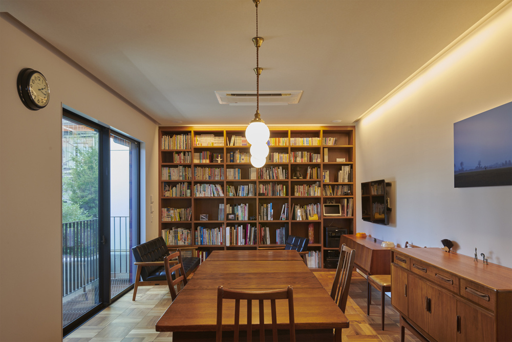 街に馴染む、機能美の家｜中庭のある家×ガレージ