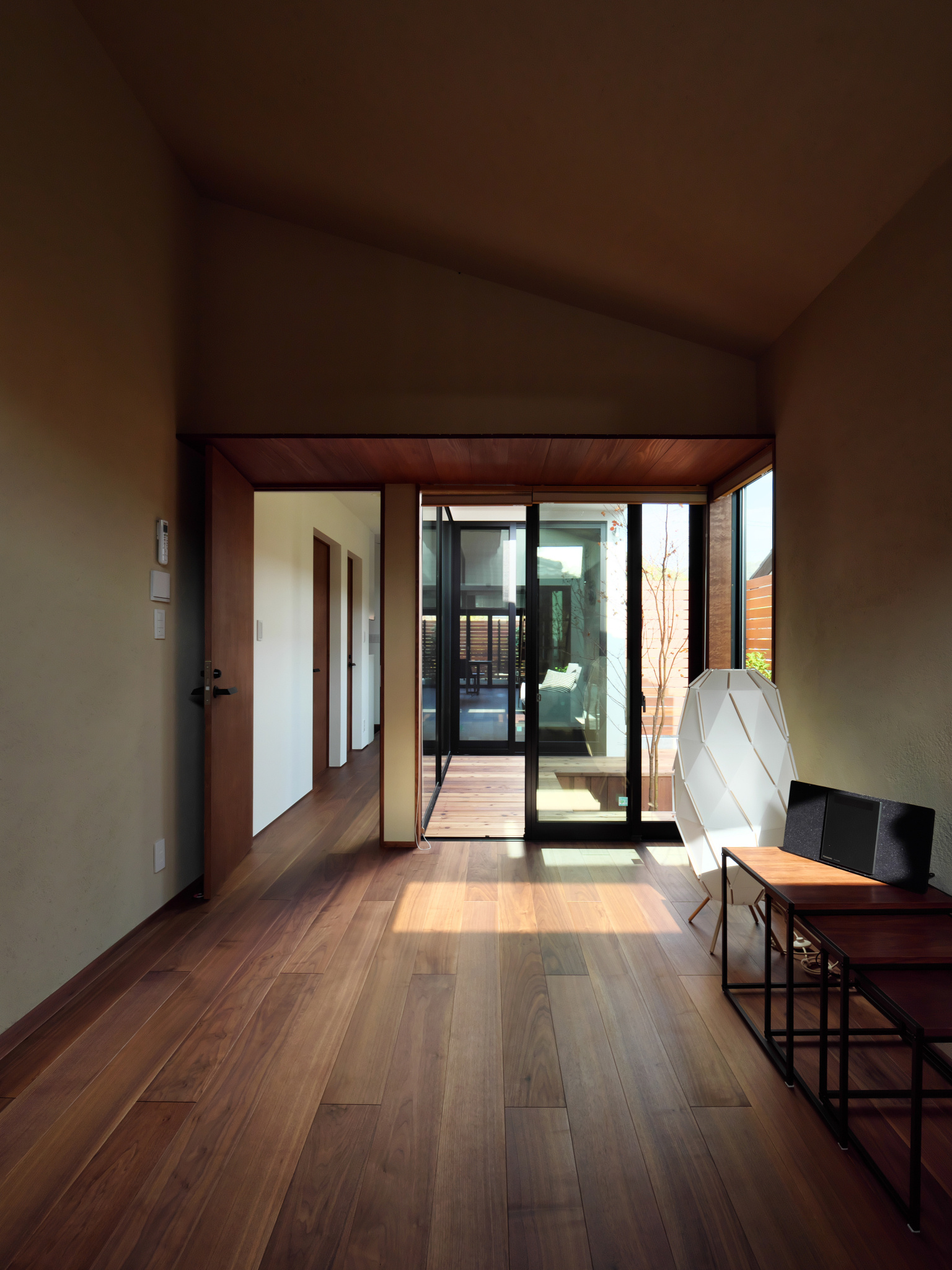 【京都】中庭のある家　シンボルツリーを眺める廊下