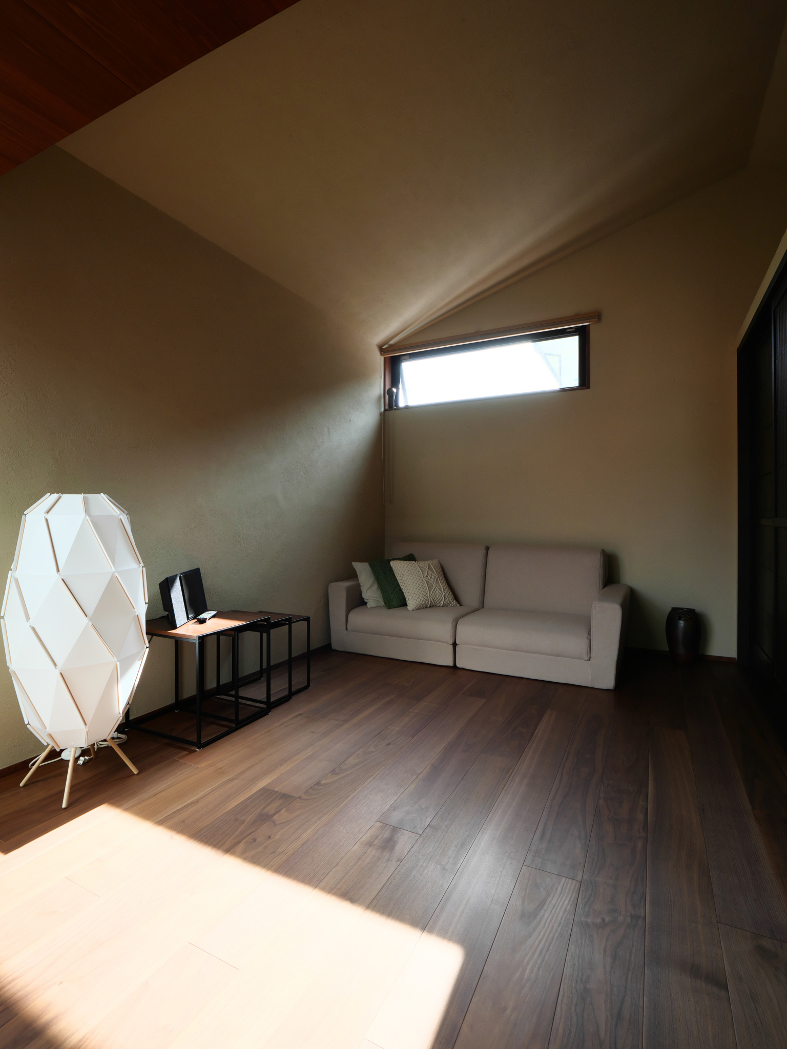 陽の光がさす客間