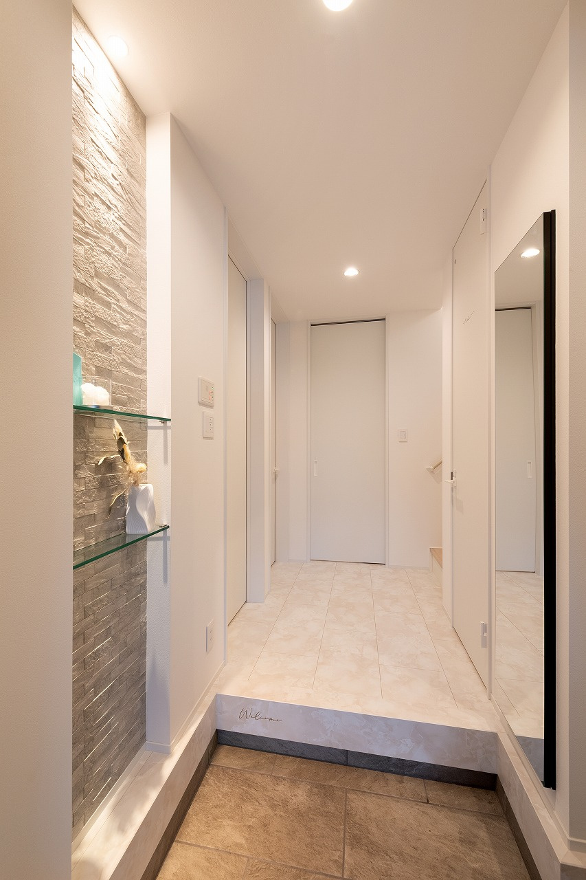 ほんのり灯る、家族のくつろぎ　間接照明が織りなすあたたかみのある住まい｜キナリモダンな家×ロフト×間接照明