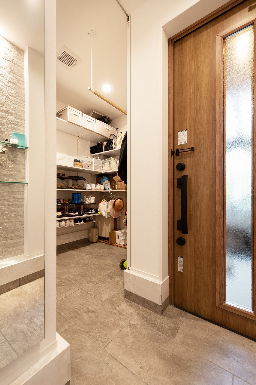 ほんのり灯る、家族のくつろぎ　間接照明が織りなすあたたかみのある住まい｜キナリモダンな家×ロフト×間接照明