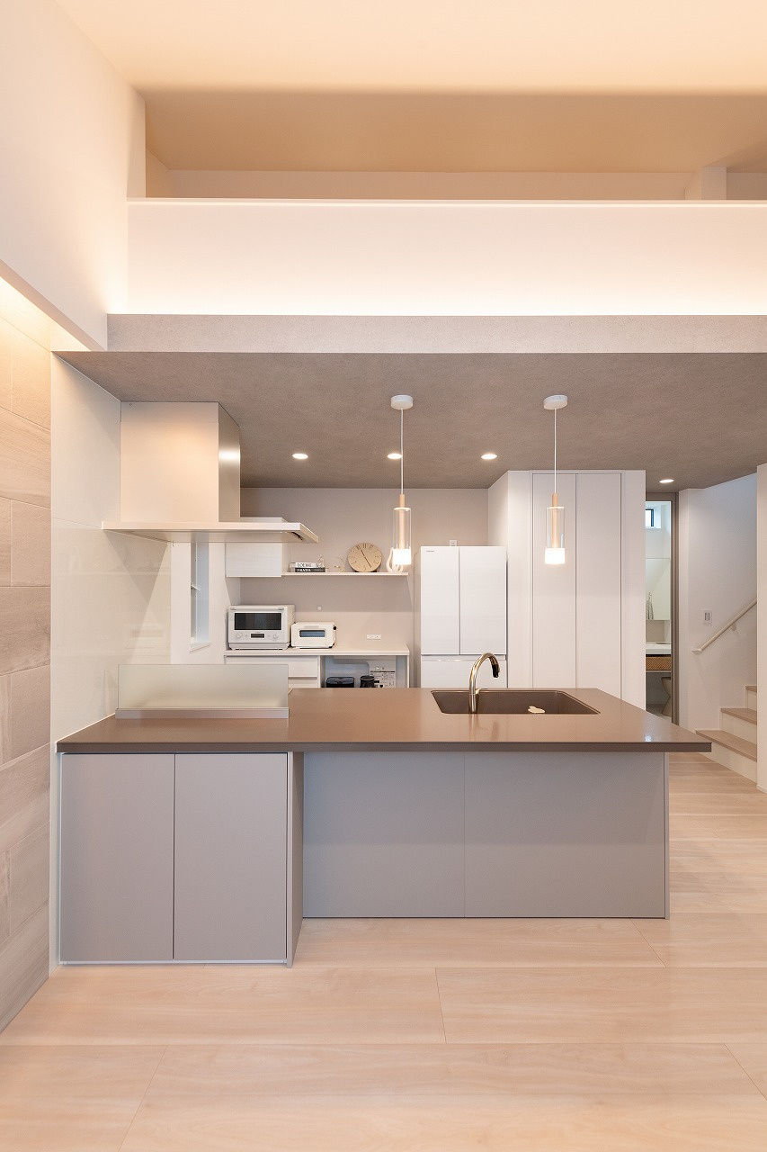 ほんのり灯る、家族のくつろぎ　間接照明が織りなすあたたかみのある住まい｜キナリモダンな家×ロフト×間接照明