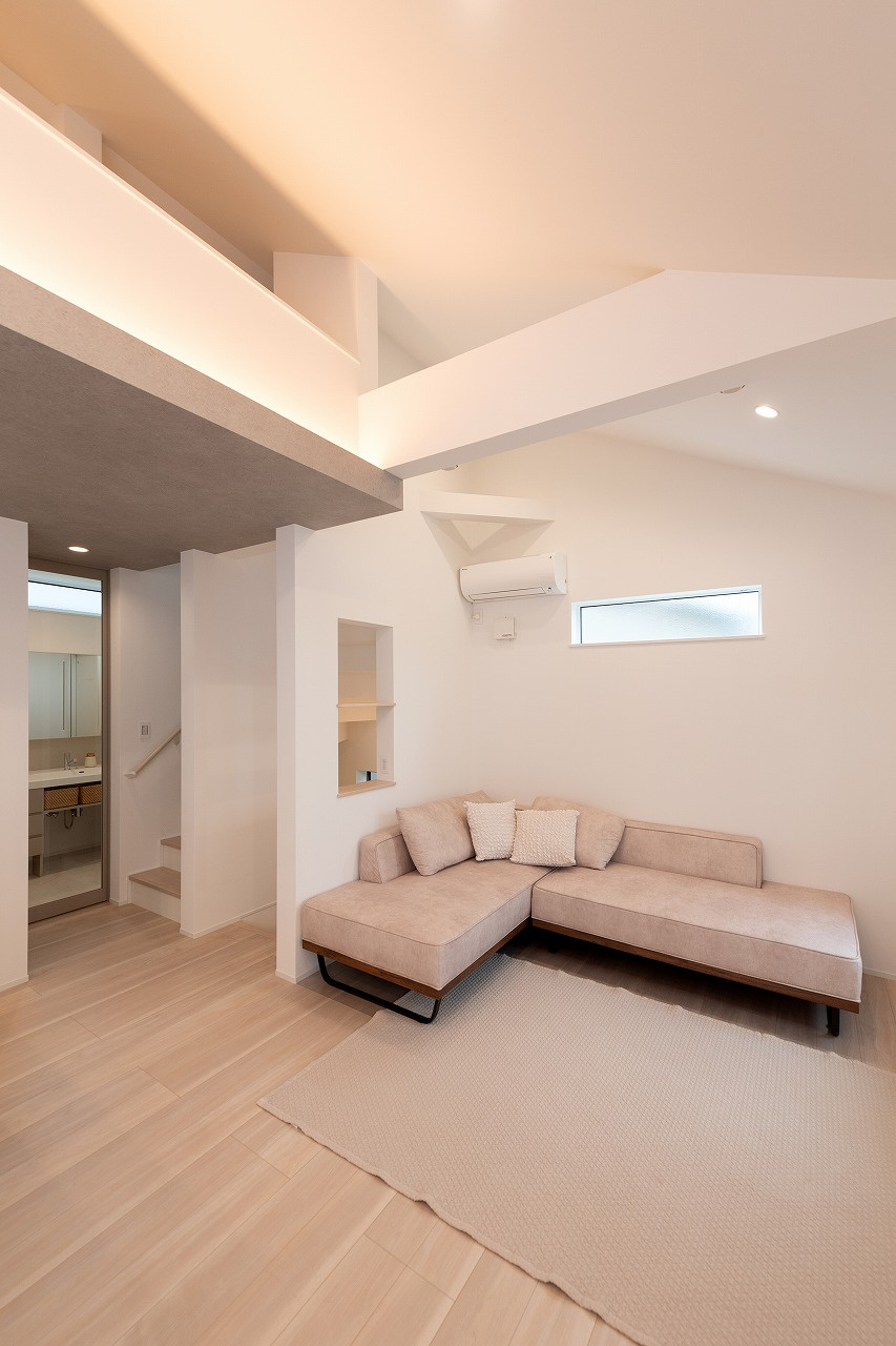 ほんのり灯る、家族のくつろぎ　間接照明が織りなすあたたかみのある住まい｜キナリモダンな家×ロフト×間接照明