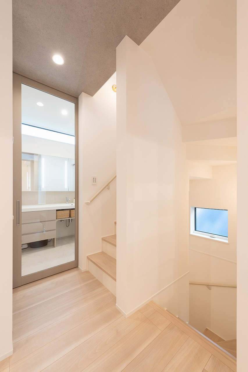 ほんのり灯る、家族のくつろぎ　間接照明が織りなすあたたかみのある住まい｜キナリモダンな家×ロフト×間接照明