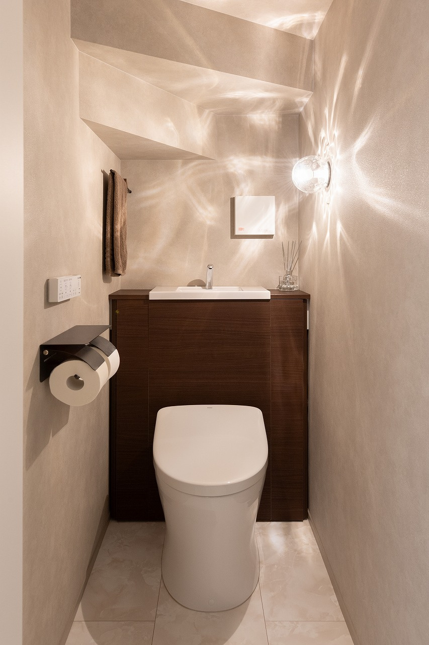 ほんのり灯る、家族のくつろぎ　間接照明が織りなすあたたかみのある住まい｜キナリモダンな家×ロフト×間接照明