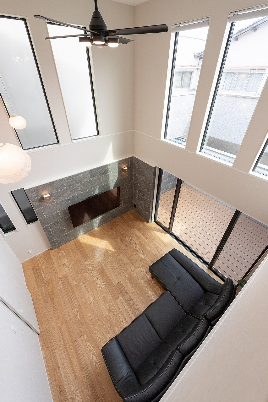 大きな窓と吹抜けで、開放感溢れるLDK