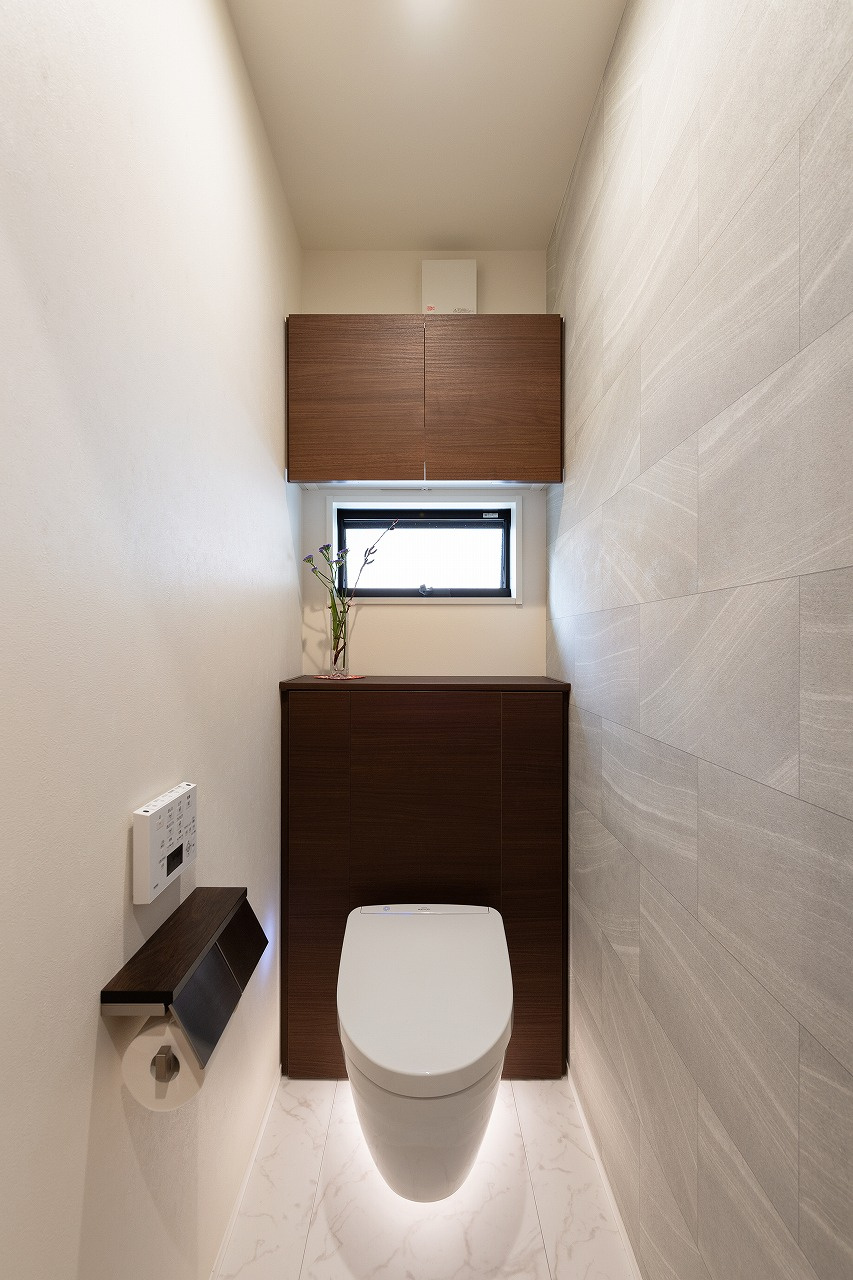 白とグレーを基調とした、清潔感あるトイレ