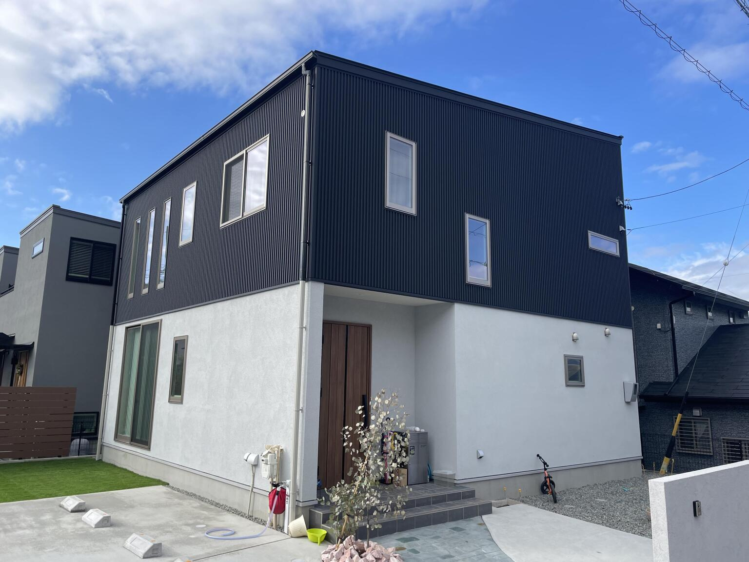 シンプルでシックな印象の外観