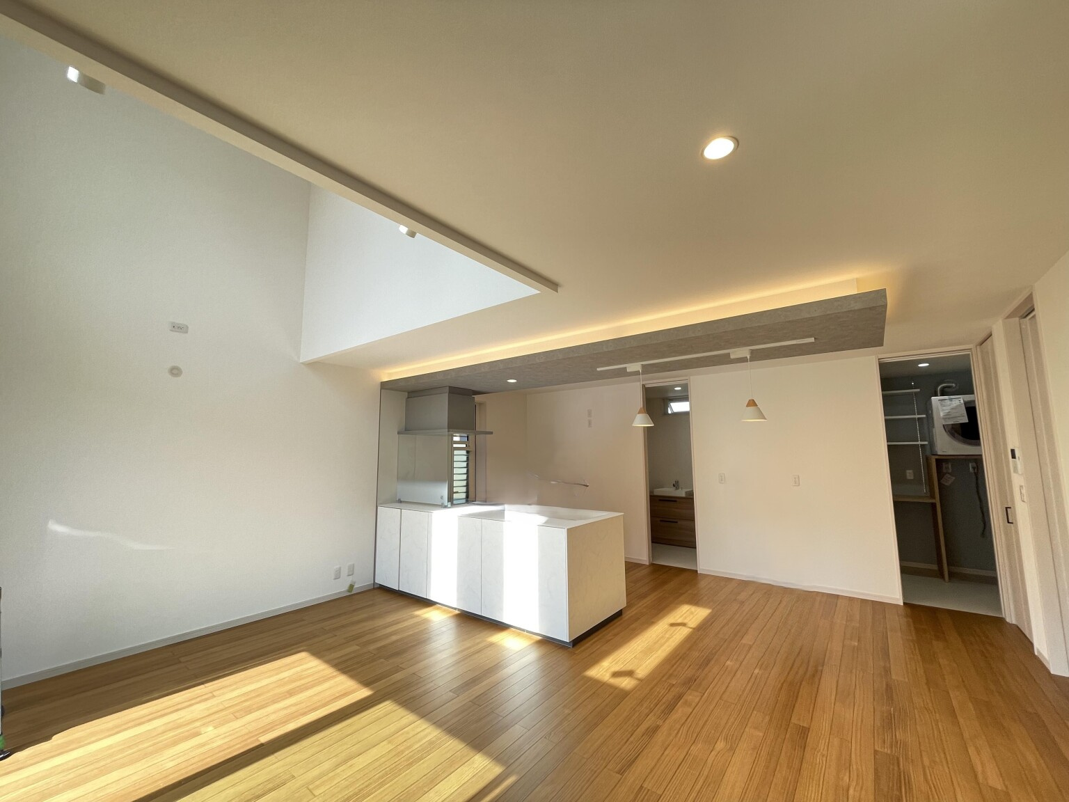 光が差し込むリビング