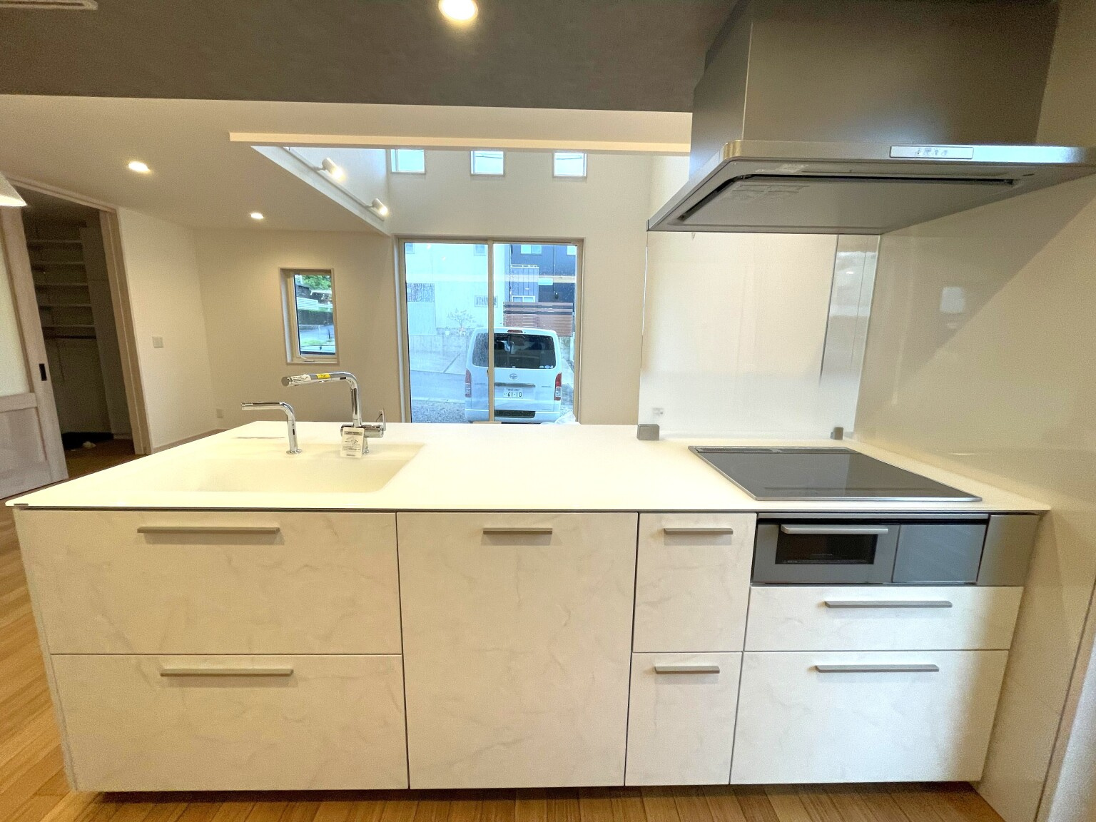 フラットな造りのキッチン