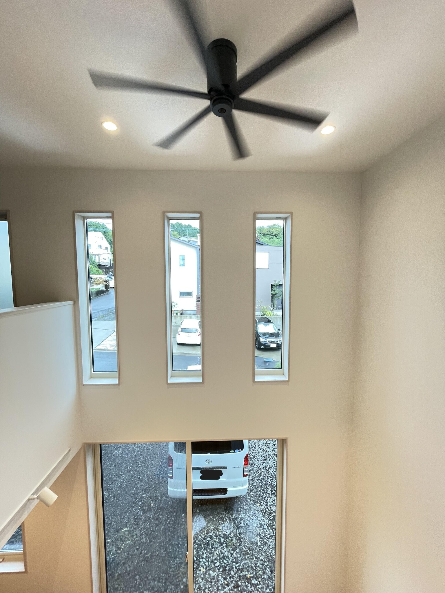 リビングを広く感じさせる吹き抜け