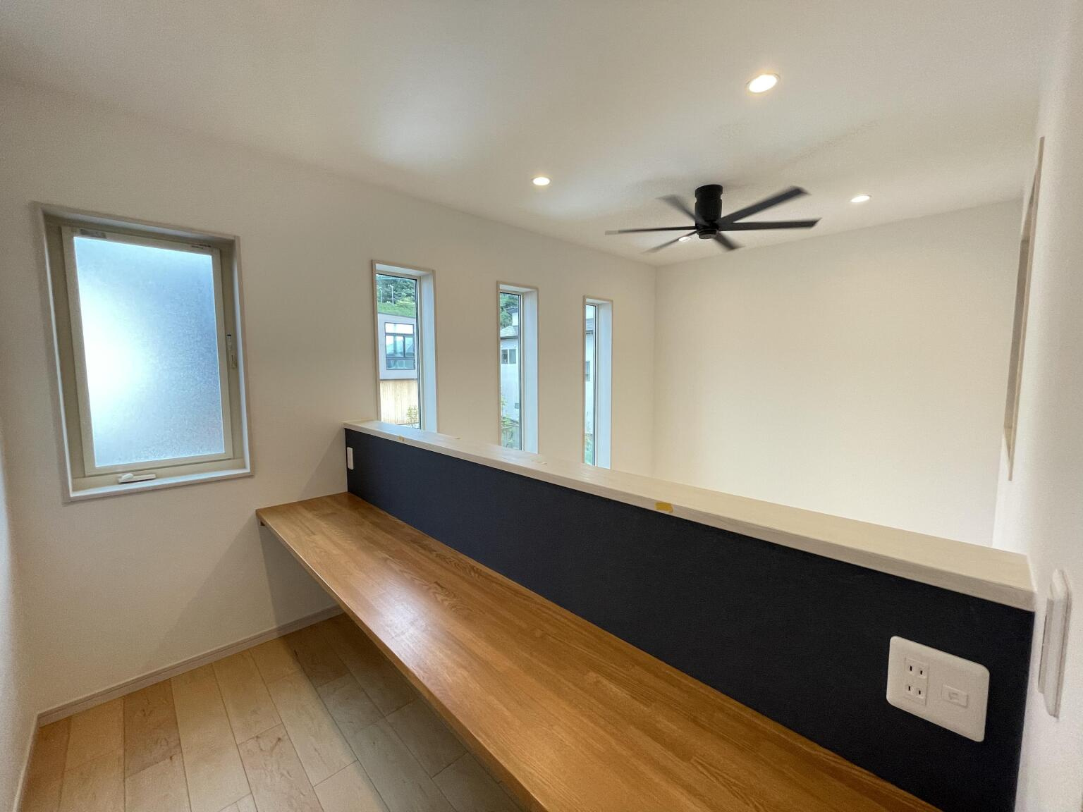 吹き抜け横のスペースを無駄なく活用したカウンター