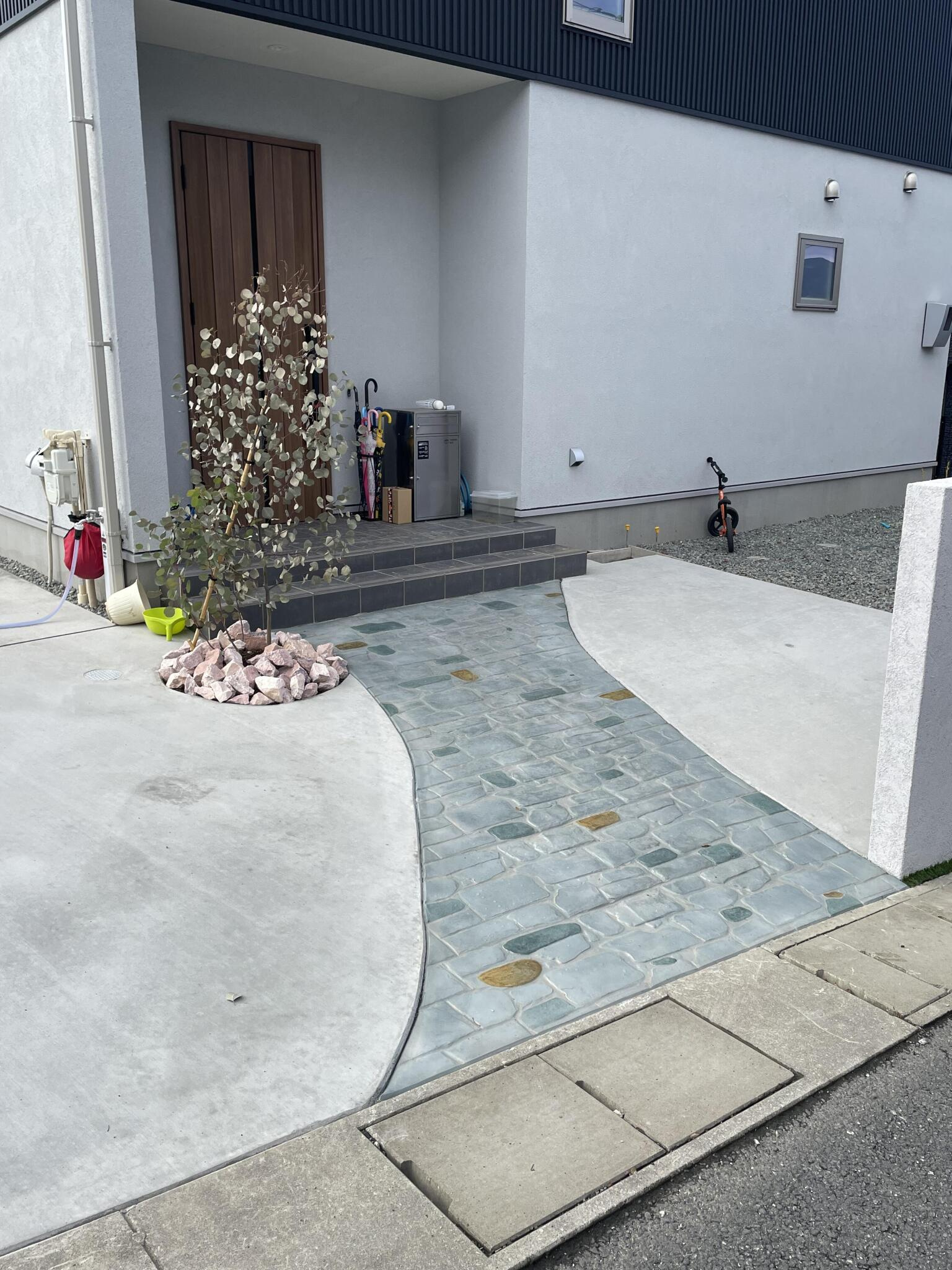 スタイリッシュな外観を演出する玄関アプローチ