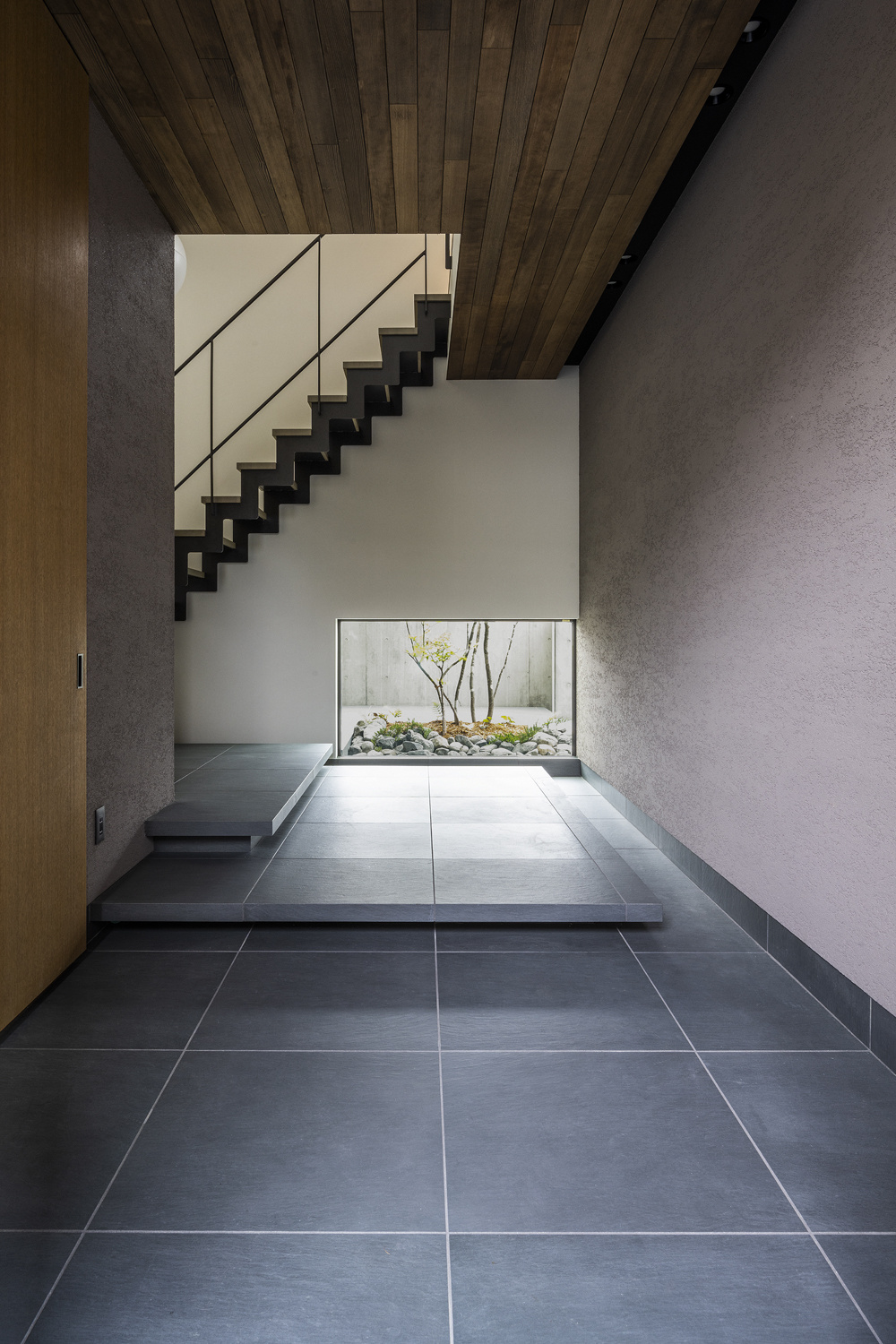 【大阪】窓から降り注ぐ光が柔らかくタイルに反射する落ち着いた玄関