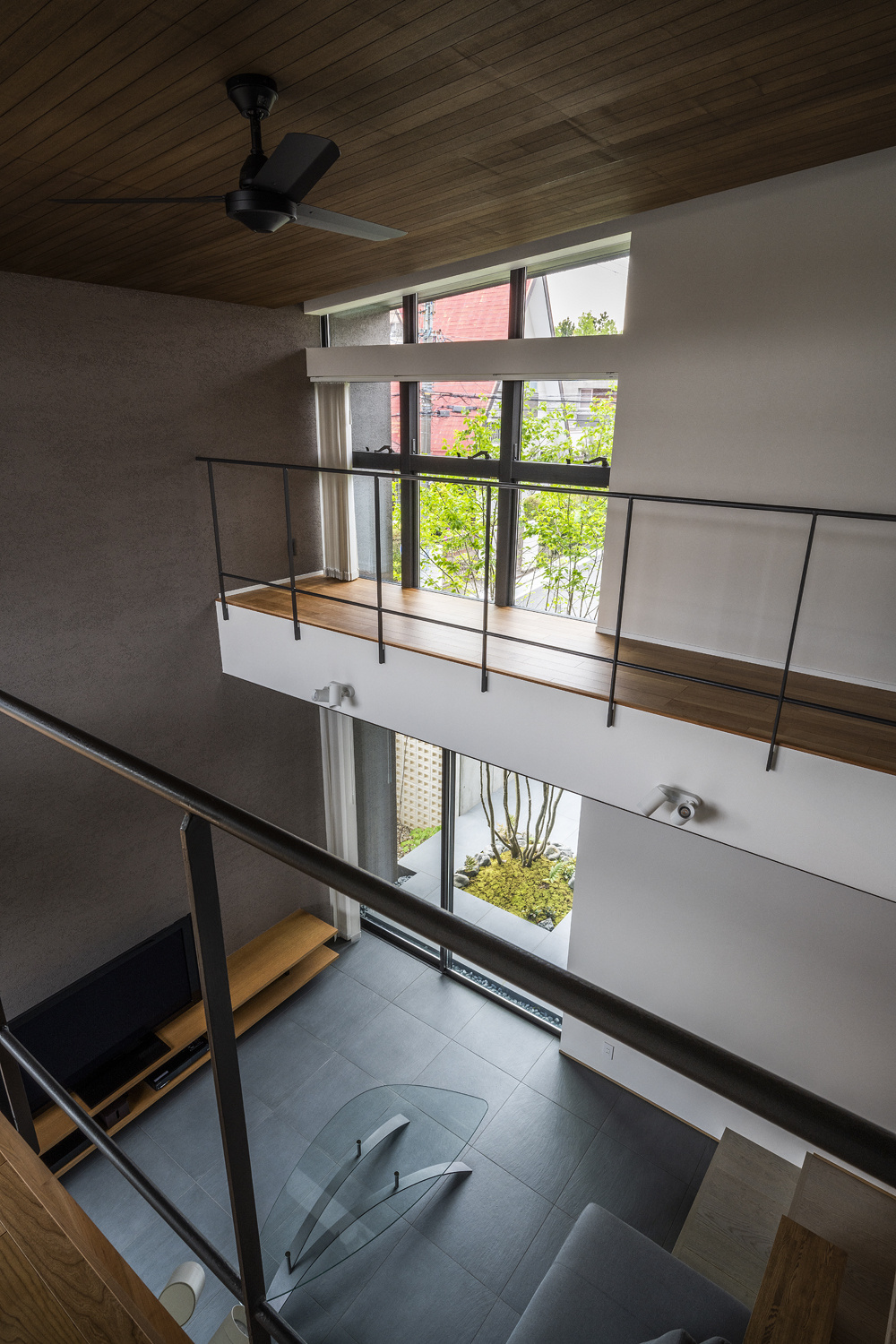 【大阪】吹き抜けが開放的なリビング