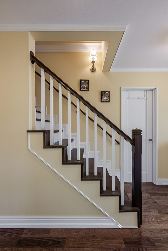 ［城陽］古き良きアメリカンスタイルの家　階段　