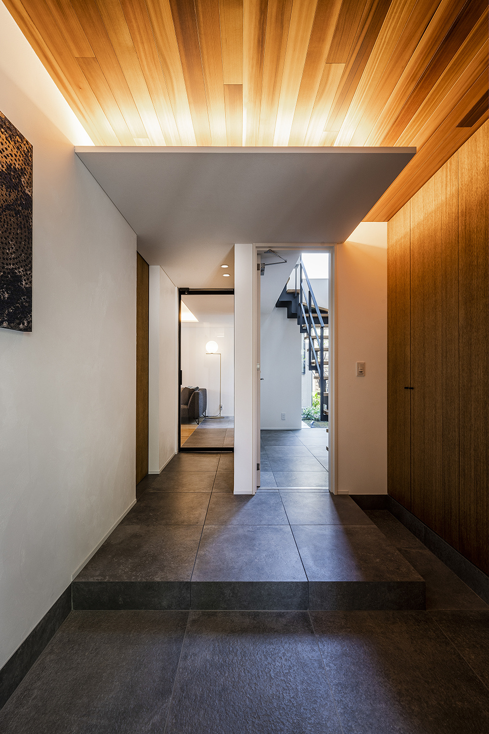 【神戸】庭を作る高い杉型枠の塀で繋ぐ