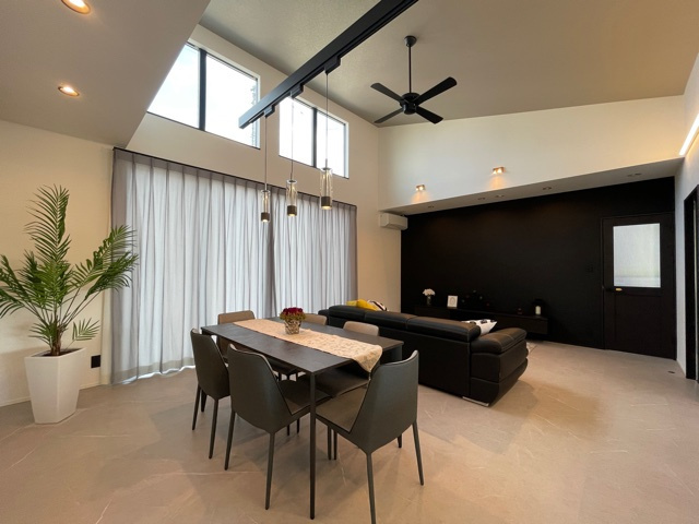 モノトーンなリビング・ダイニング