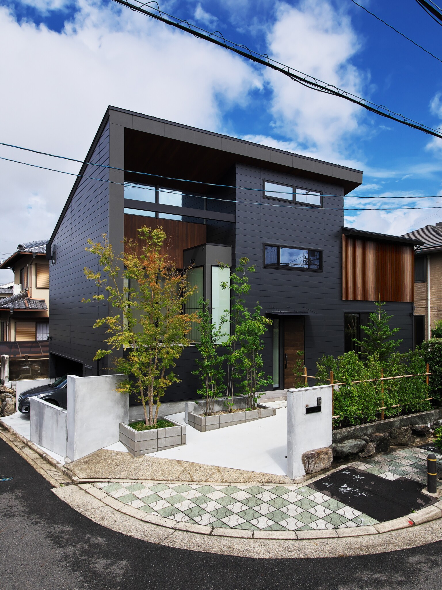 高低差を活かしたビルトインガレージ