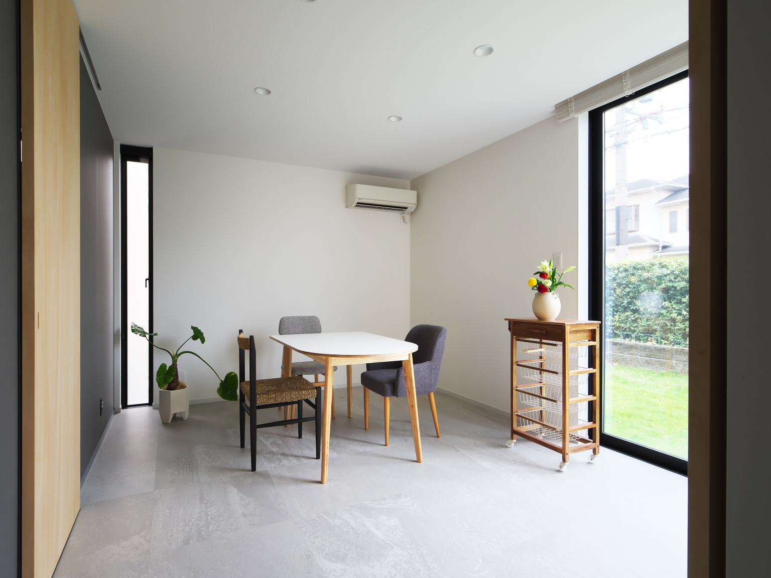 シンプルな仕事場兼ゲストルーム