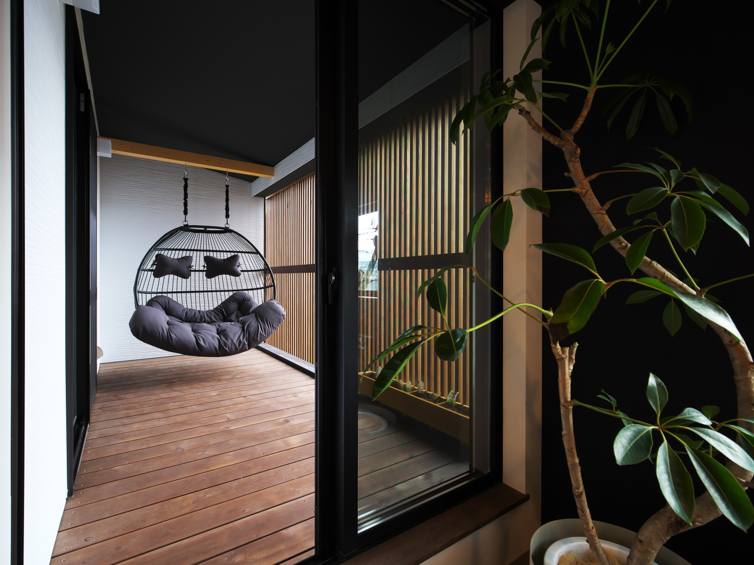 プライベートを確保されたベランダ　アウトドアリビング