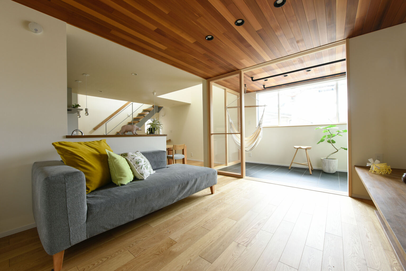 太陽光を取り込む中庭のような役割のサンルームと、それにつながるリビングスペース