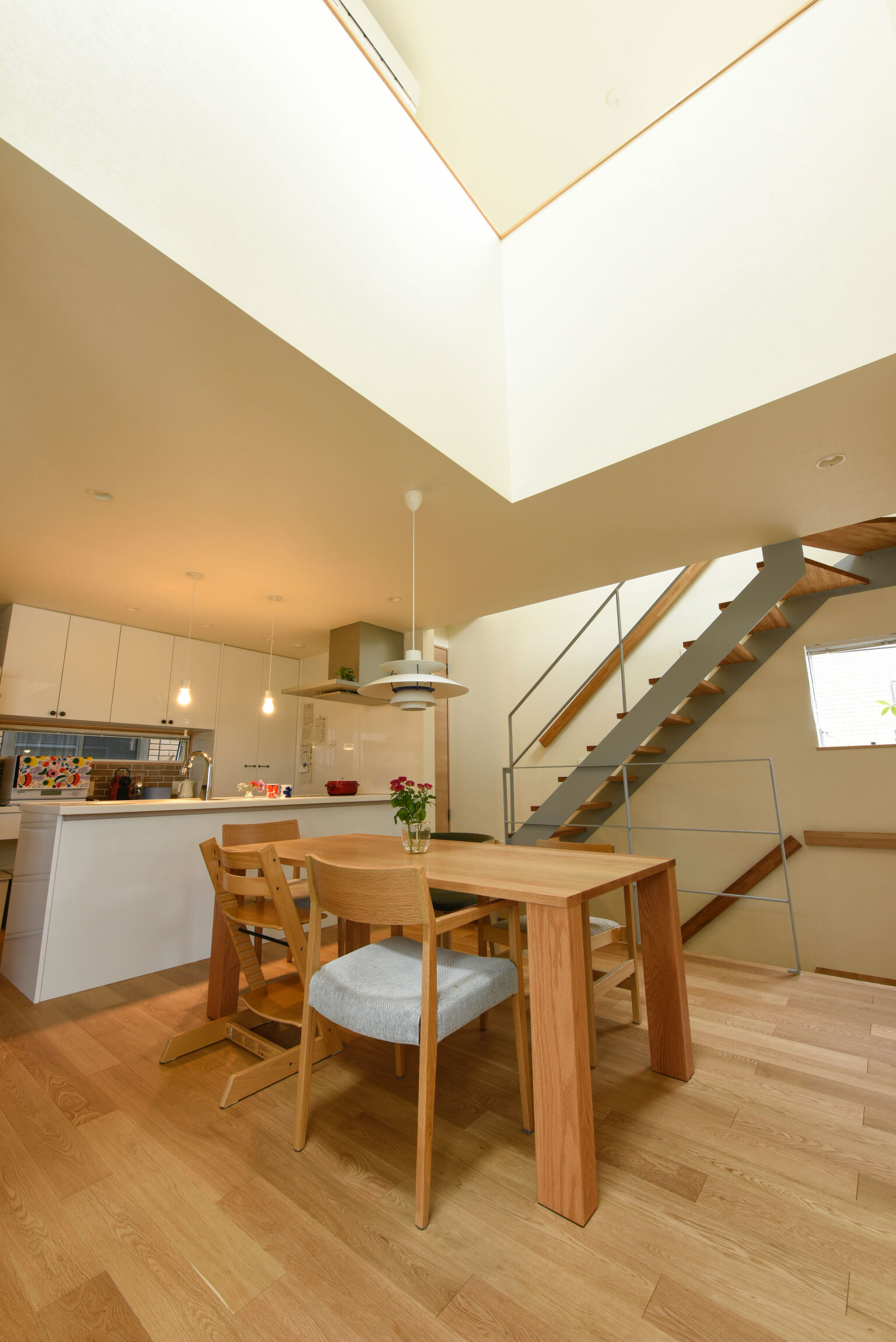 太陽光を取り込む中庭のような役割のサンルームと、それにつながるリビングスペース