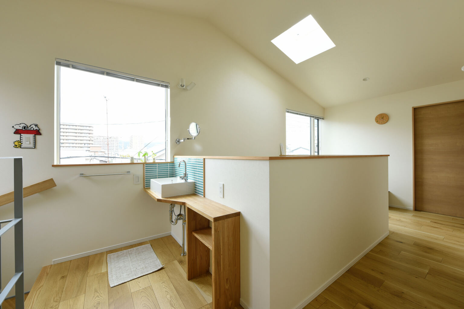 西側の窓と天窓で光あふれる空間にはお子さんたち用の洗面台