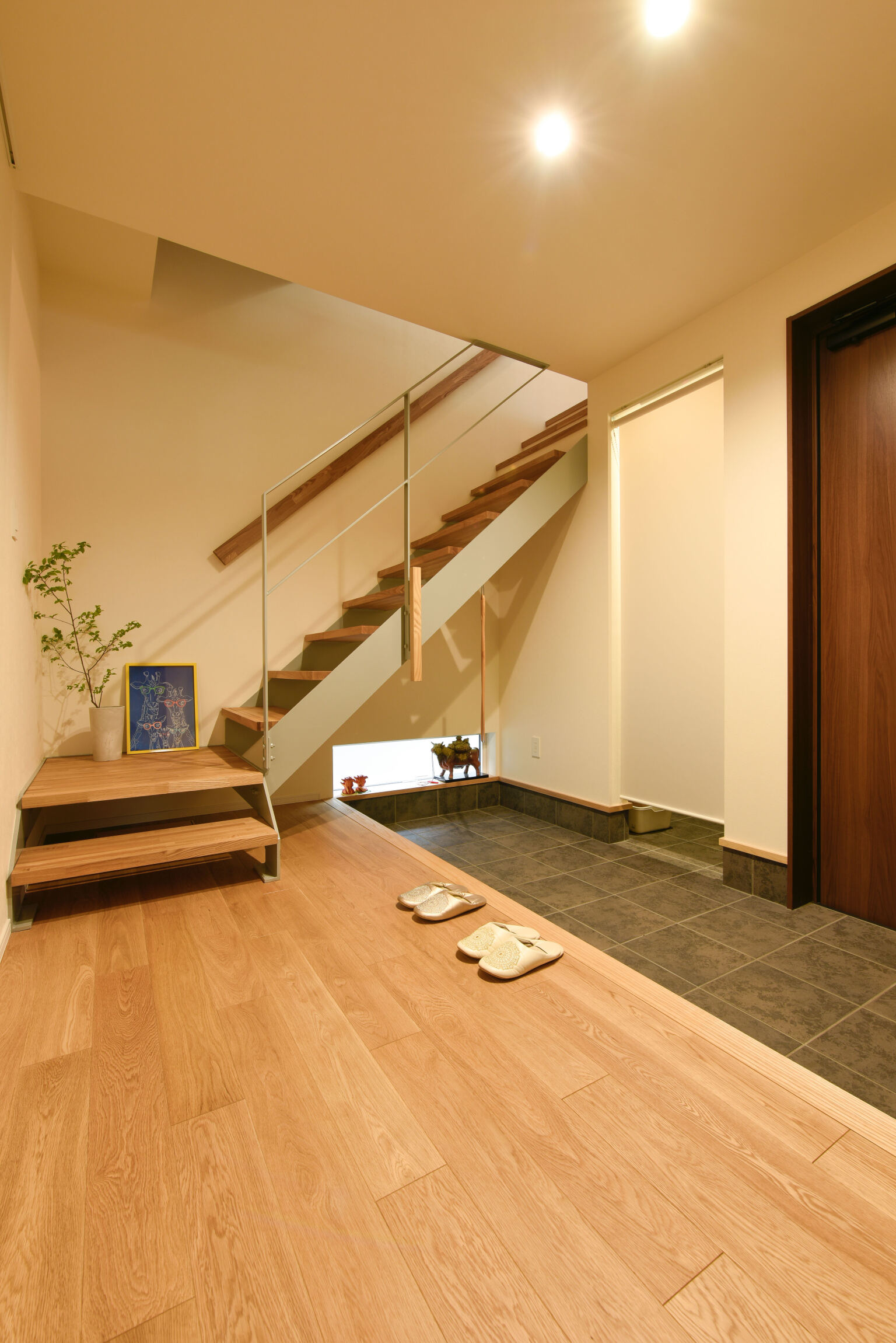 狭小住宅ながら家族5人のための広々とした玄関スペース