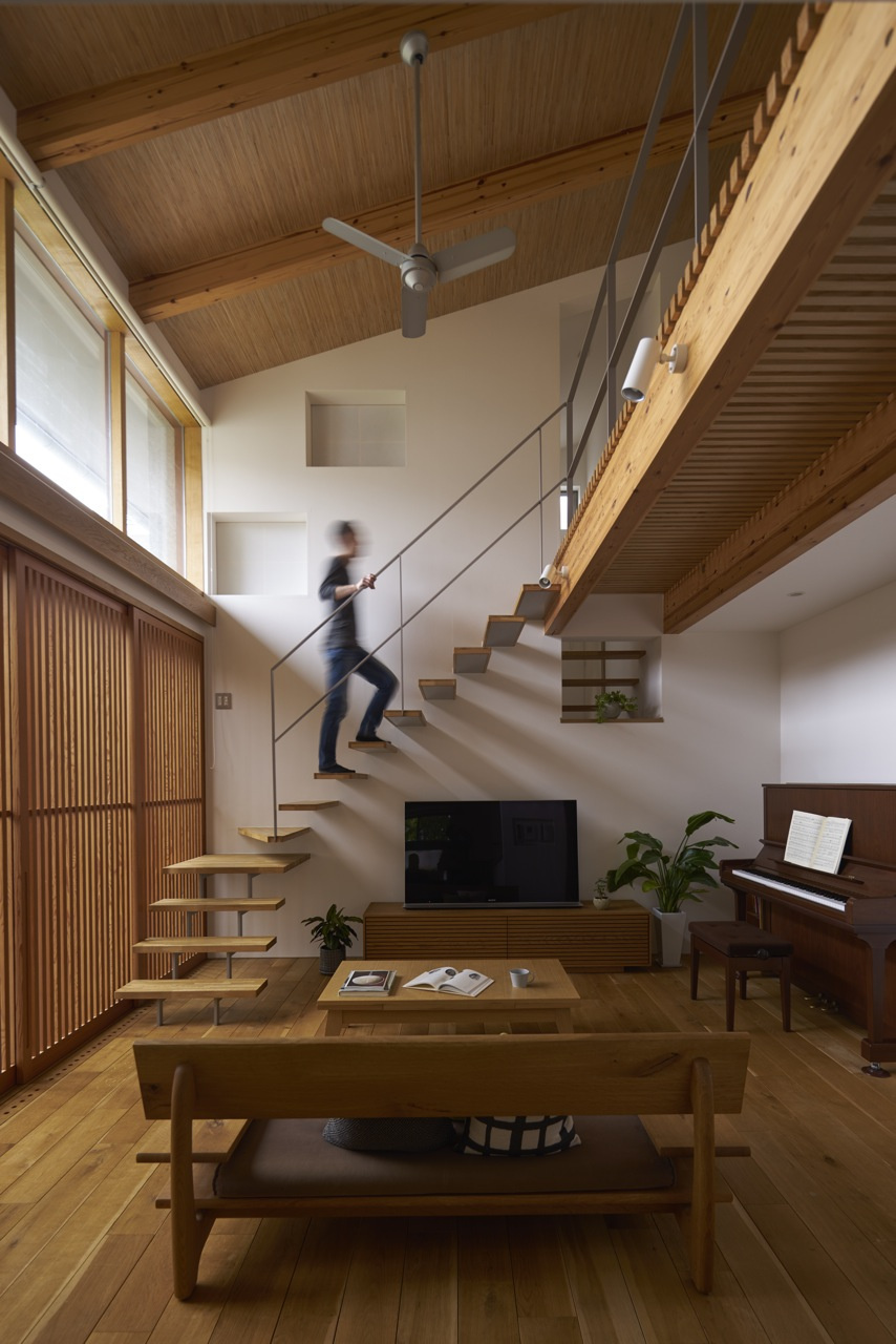 無垢材の質感と階段・格子が作り出す和モダンなリビング