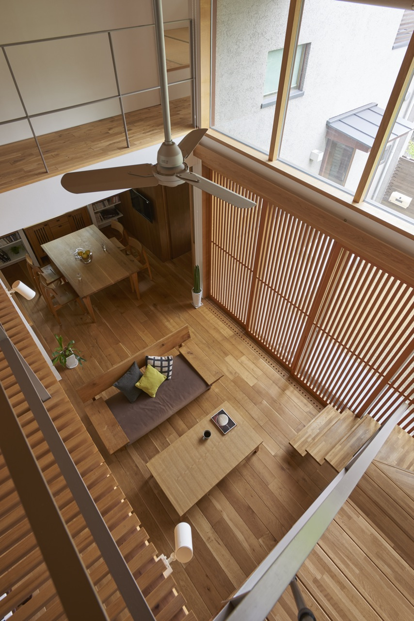 無垢材の格子が和モダンな印象の吹抜け