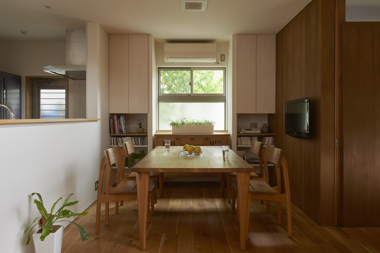 木の質感が心地良い家族5人のダイニングスペース