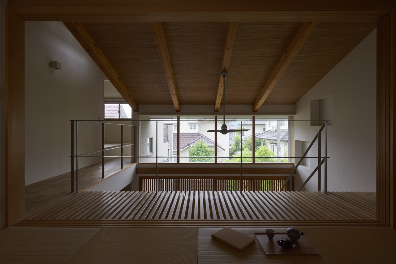 窓先に見える緑、吹抜けを中庭に見立てた 縁側のようにくつろぐ和室