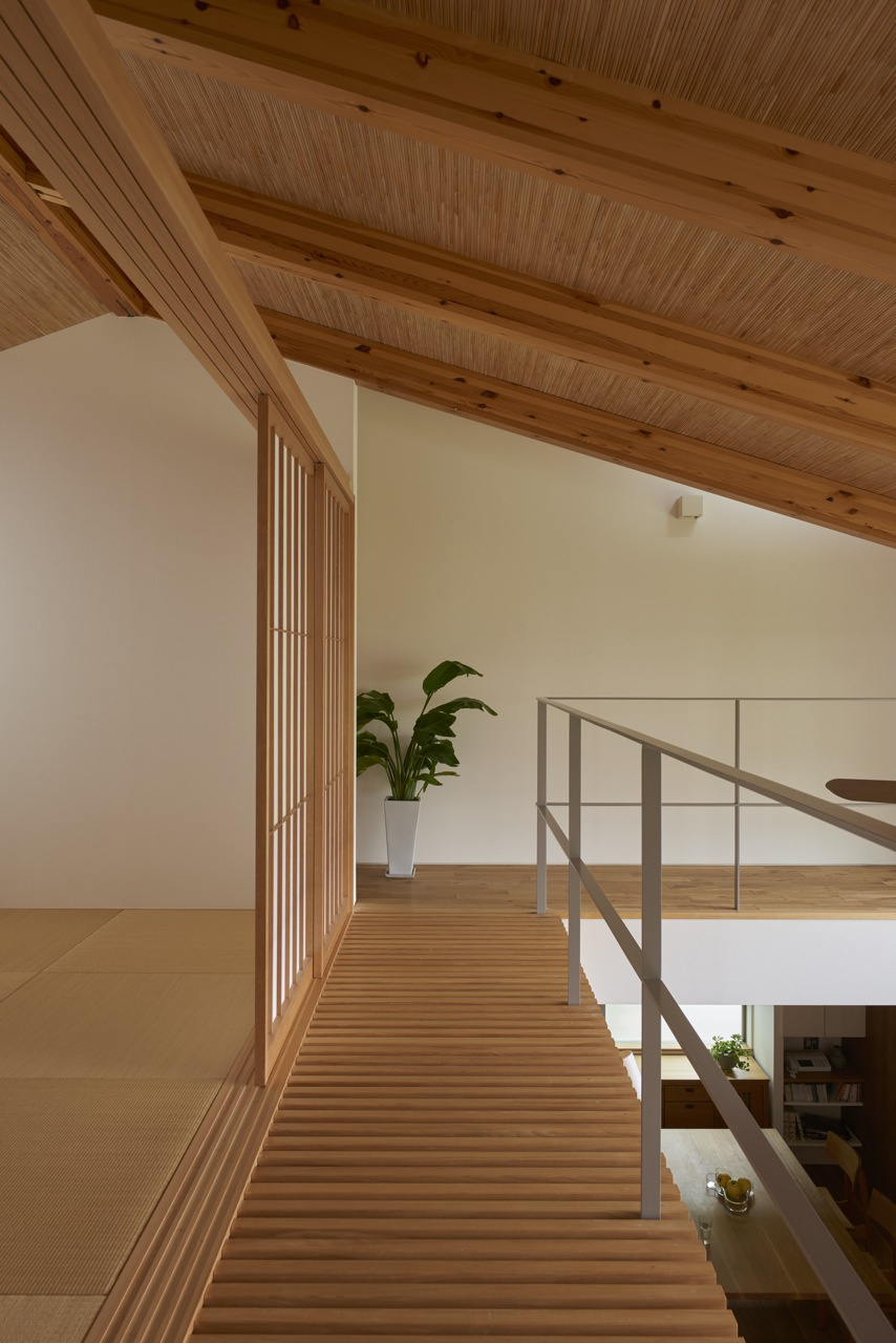 窓先に見える緑、吹抜けを中庭に見立てた 縁側のようにくつろぐ和室