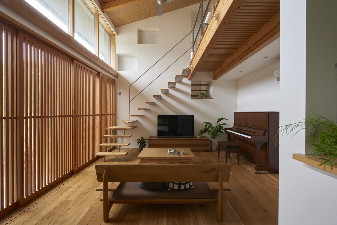 無垢材の質感と階段・格子が作り出す和モダンなリビング